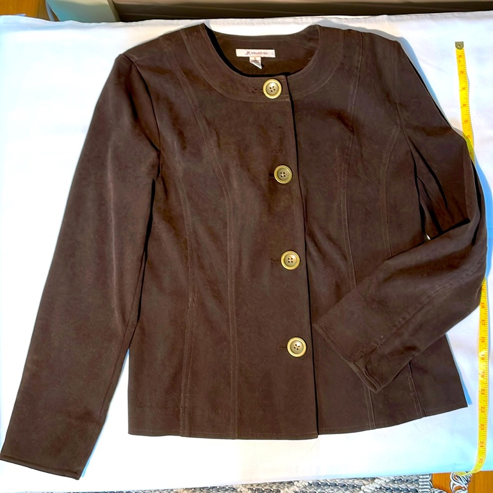 This JM women’s jacket is a must have in any wardrobe! Adorable, and practical.